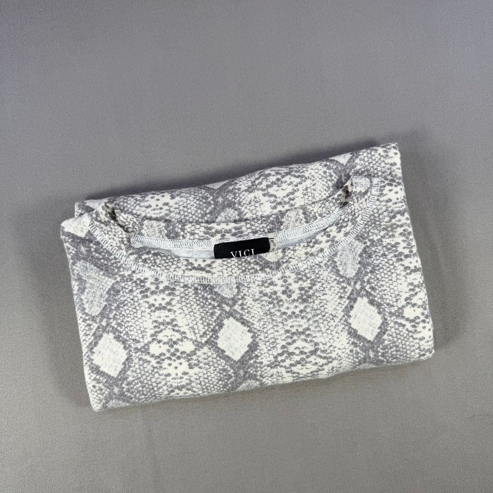VICI Snakeskin Print Top Womens Medium Grey White Animal Crew Neck Casual FT4849 - Picture 6 of 7
